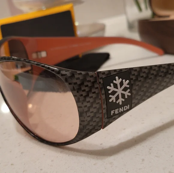 Authentic Fendi shield Type Sunglasses Gray & Black , Rose  display picture 2